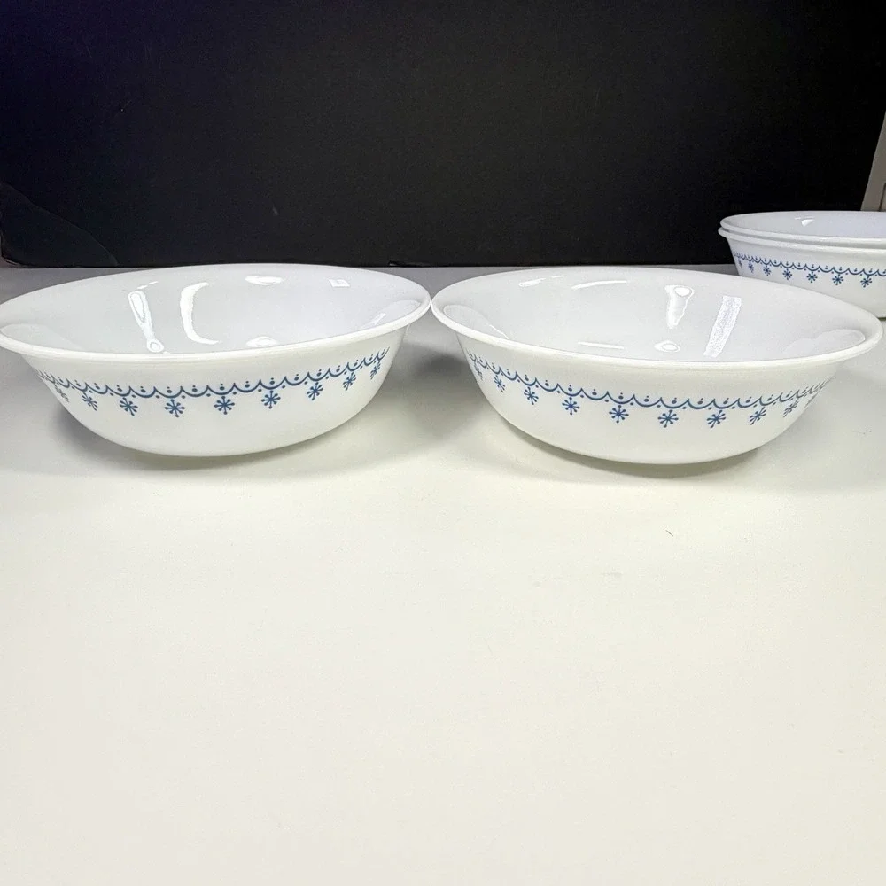 Vintage Corelle Snowflake Blue Garland Coupe Cereal Soup Bowls 6.25